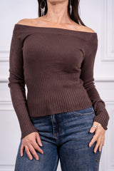 modella indossando Maglia Solenne scollo spalle colore
