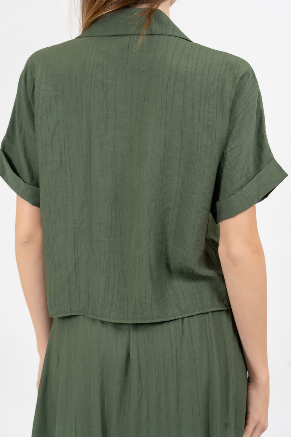 Camicia corta con tasche in viscosa EasyWave con manica a pipistrello e bottoni effetto legno
