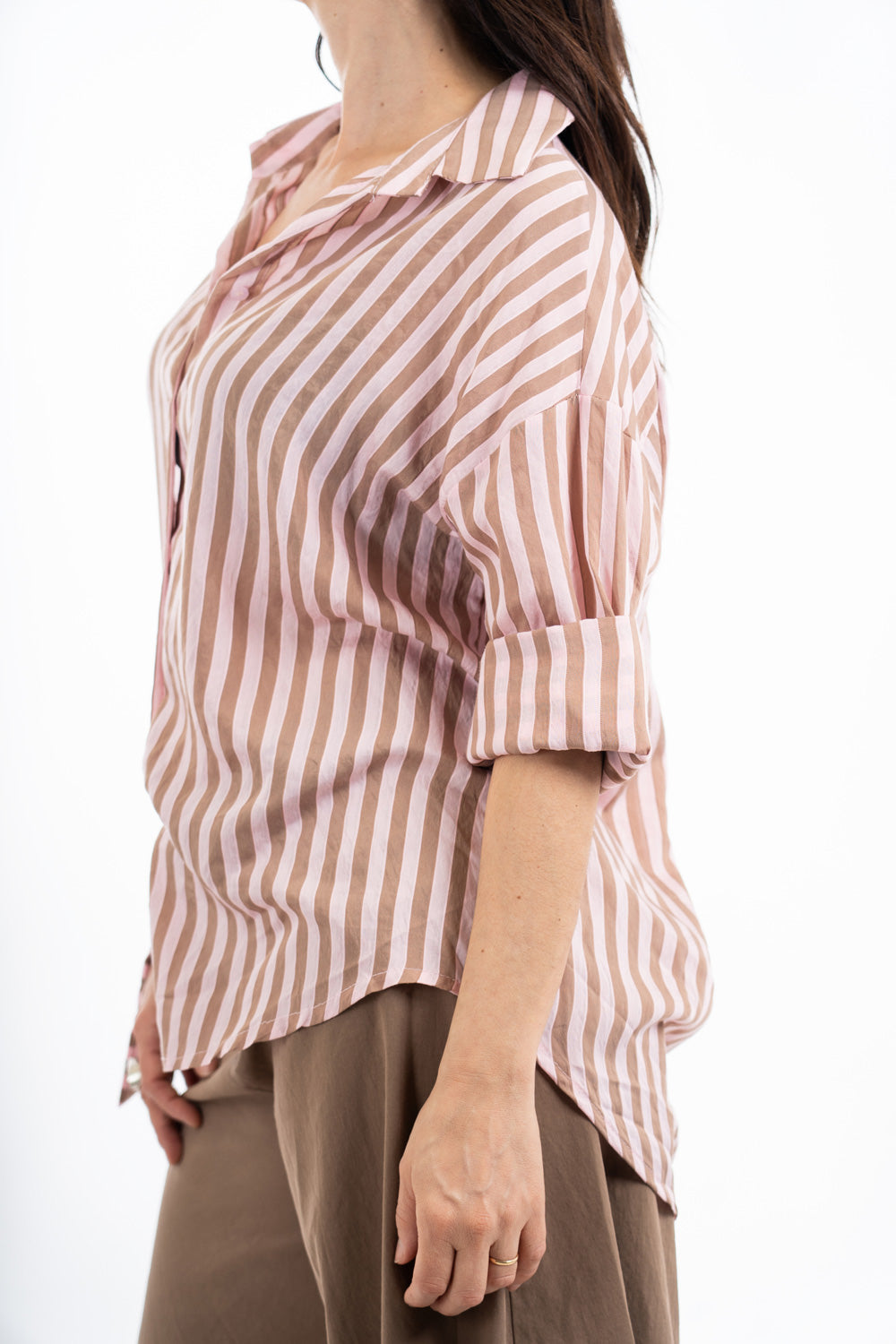 modella indossando Camicia lunga a righe in viscosa con lavorazione jacquard colore