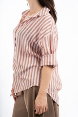 modella indossando Camicia lunga a righe in viscosa con lavorazione jacquard colore