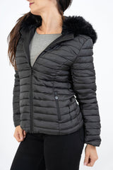 modella indossando Piumino nero double-face corto avvitato con cappuccio e pelliccia rimovibile colore