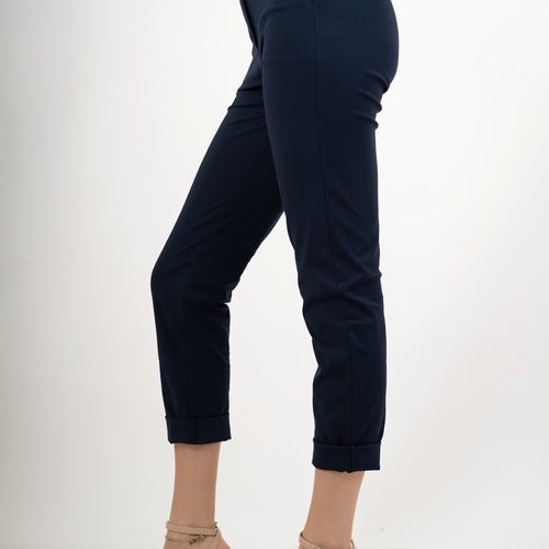 modella indossando Pantalone blu elasticizzato con risvolto in misto cotone colore Blu