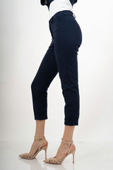 modella indossando Pantalone blu elasticizzato con risvolto in misto cotone colore Blu
