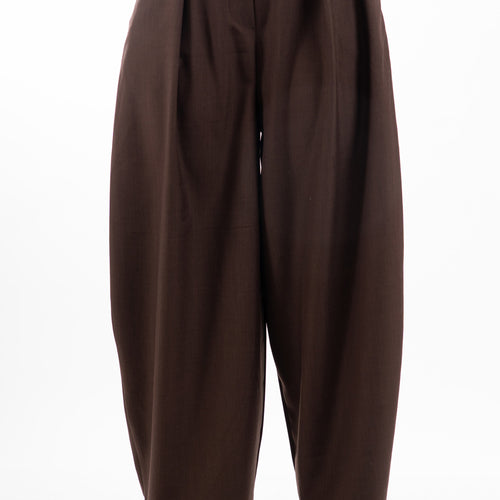 modella indossando Pantalone balloon in poliviscosa con pinces colore Marrone Unica