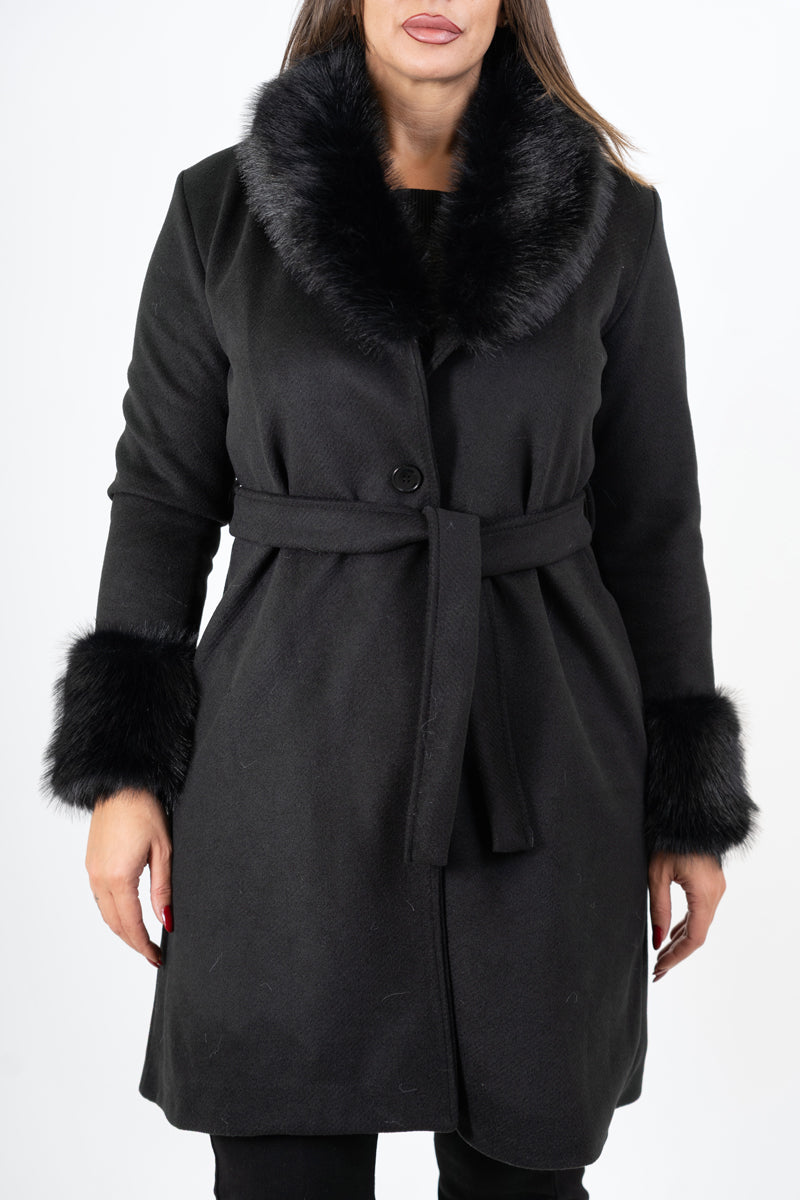 modella indossando Cappotto in panno rigato nero con collo in pelliccia colore