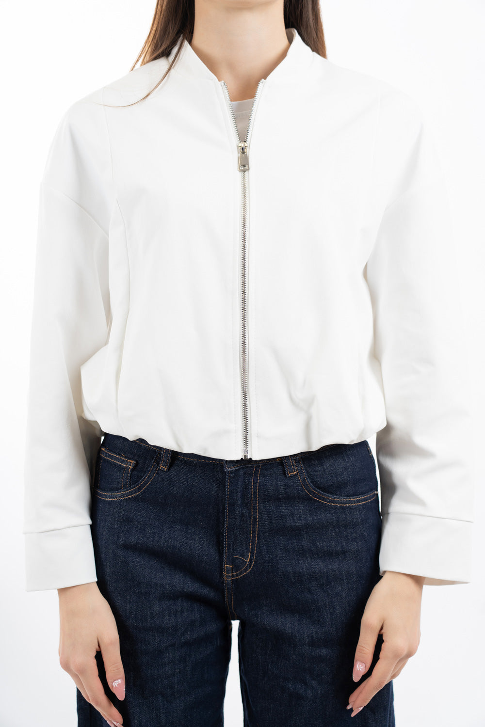 modella indossando Giacca bomber corta con zip metallica e fondo elastico colore Bianco Unica