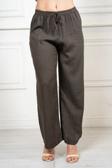 modella indossando Pantalone dritto in lino e viscosa coordinato colore