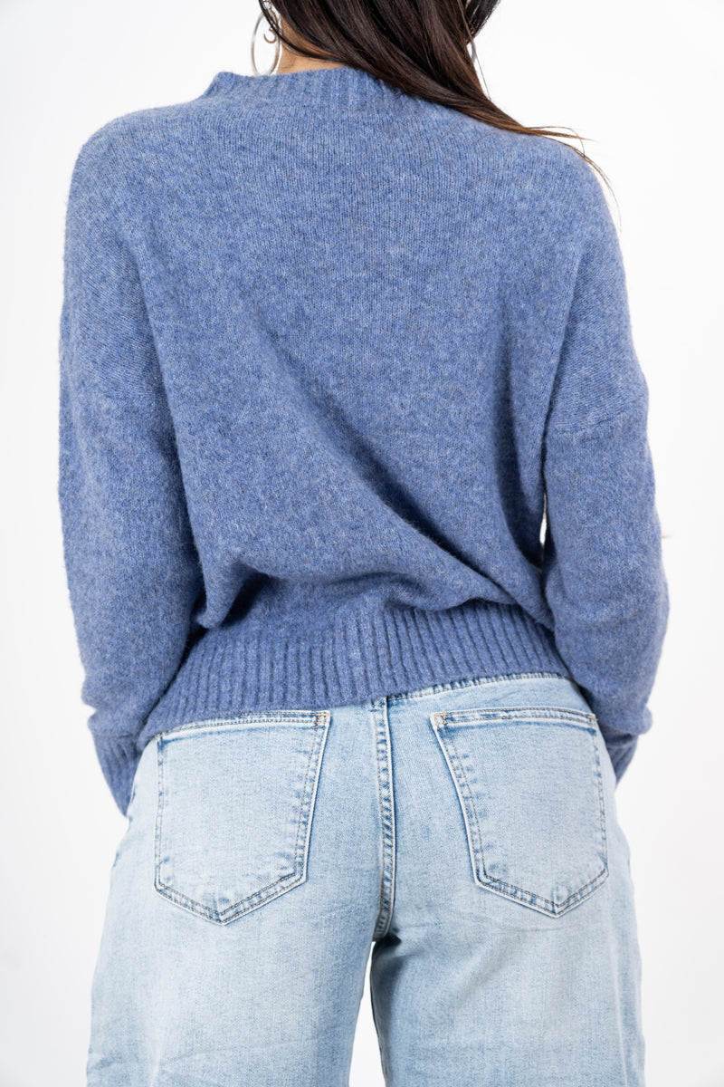 modella indossando Maglione girocollo con scritta “Ho sempre ragione” in misto lana Made in Italy colore