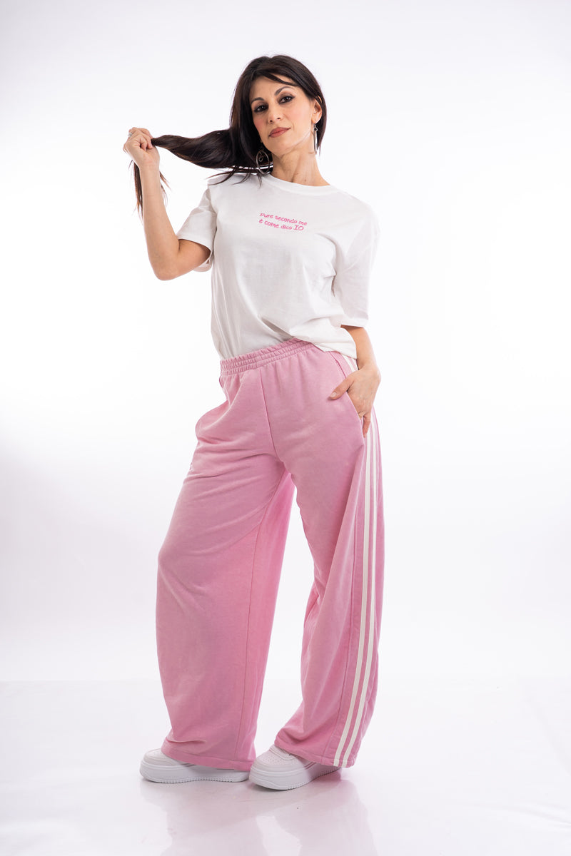 modella indossando T-shirt scritta “Pure secondo me è come dico io” colore