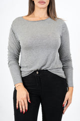 modella indossando Maglia over con scollo ampio in viscosa e cashmere con filo laminato colore Grigio Unica