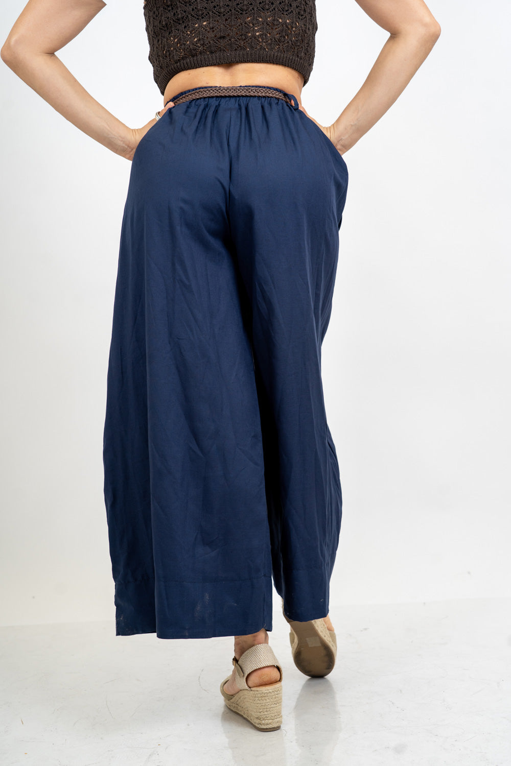 Pantalone balloon cropped in misto lino con cintura intrecciata.