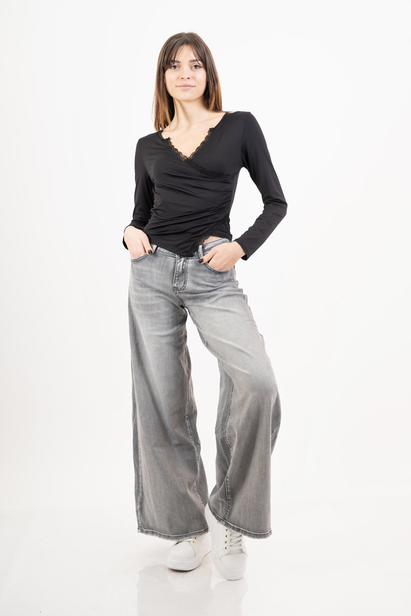 modella indossando Jeans palazzo grigio lavaggio sfumato colore