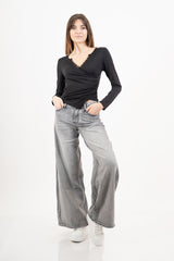modella indossando Jeans palazzo grigio lavaggio sfumato colore