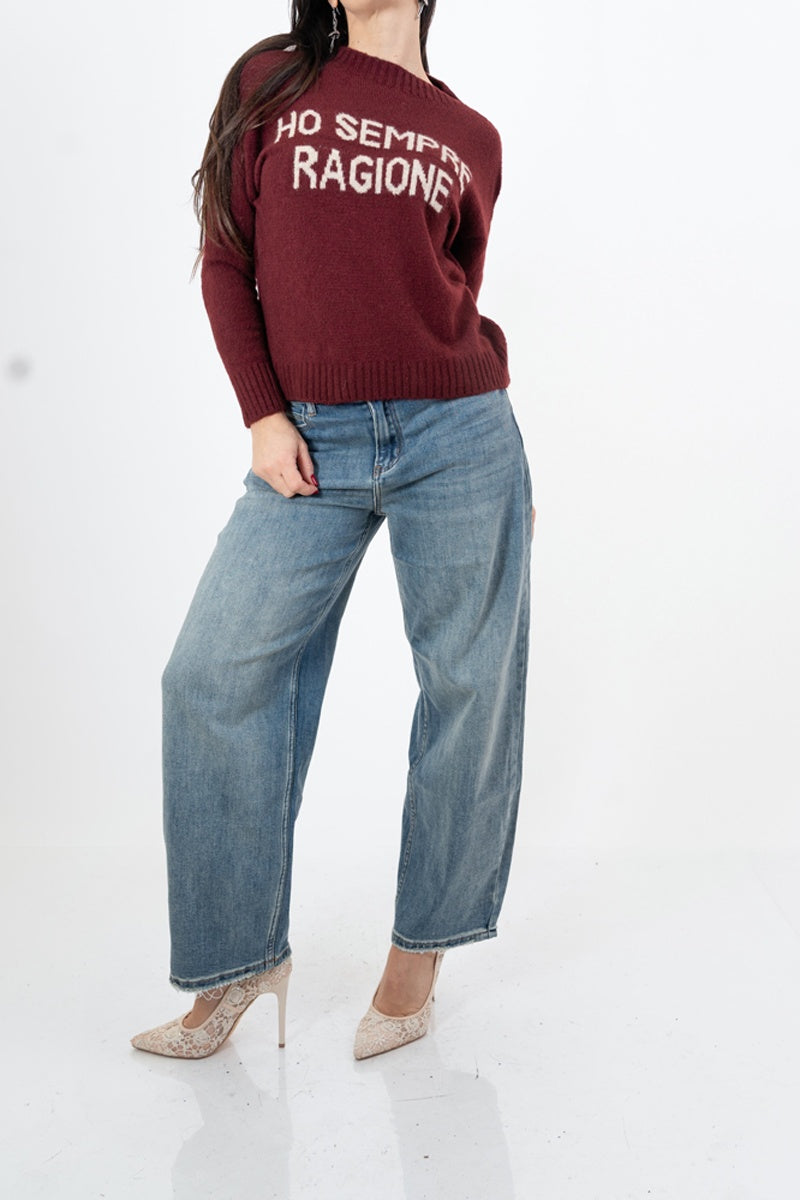 modella indossando Maglione girocollo con scritta “Ho sempre ragione” in misto lana Made in Italy colore