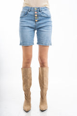 modella indossando Bermuda jeans elasticizzato con bottoni gioiello colore Denim Medio