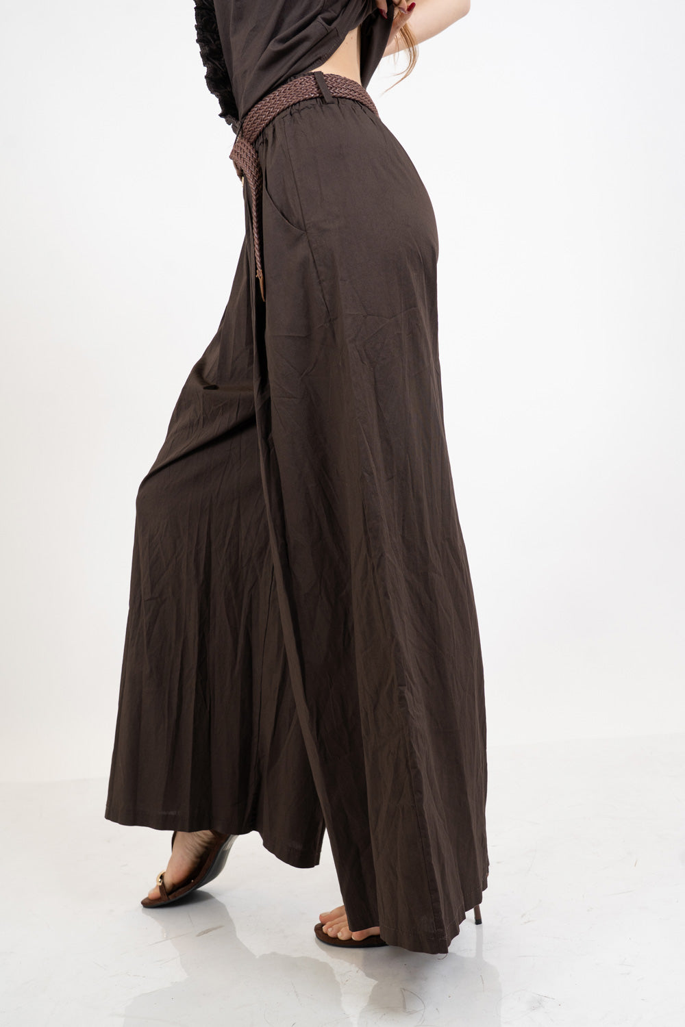 Pantalone wide leg in cotone elasticizzato con cintura intrecciata.