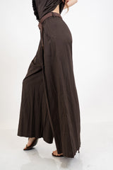 Pantalone wide leg in cotone elasticizzato con cintura intrecciata.