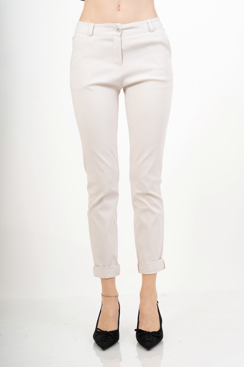 modella indossando Pantalone elasticizzato in misto viscosa con risvolto – Beige colore