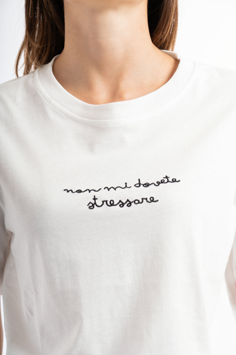 modella indossando T-shirt scritta “Non mi dovete stressare” colore