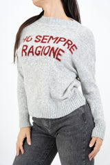 modella indossando Maglione girocollo con scritta “Ho sempre ragione” in misto lana Made in Italy colore