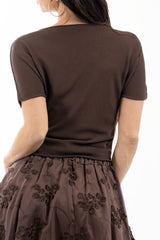 modella indossando Maglia in viscosa a manica corta con finitura minimal colore
