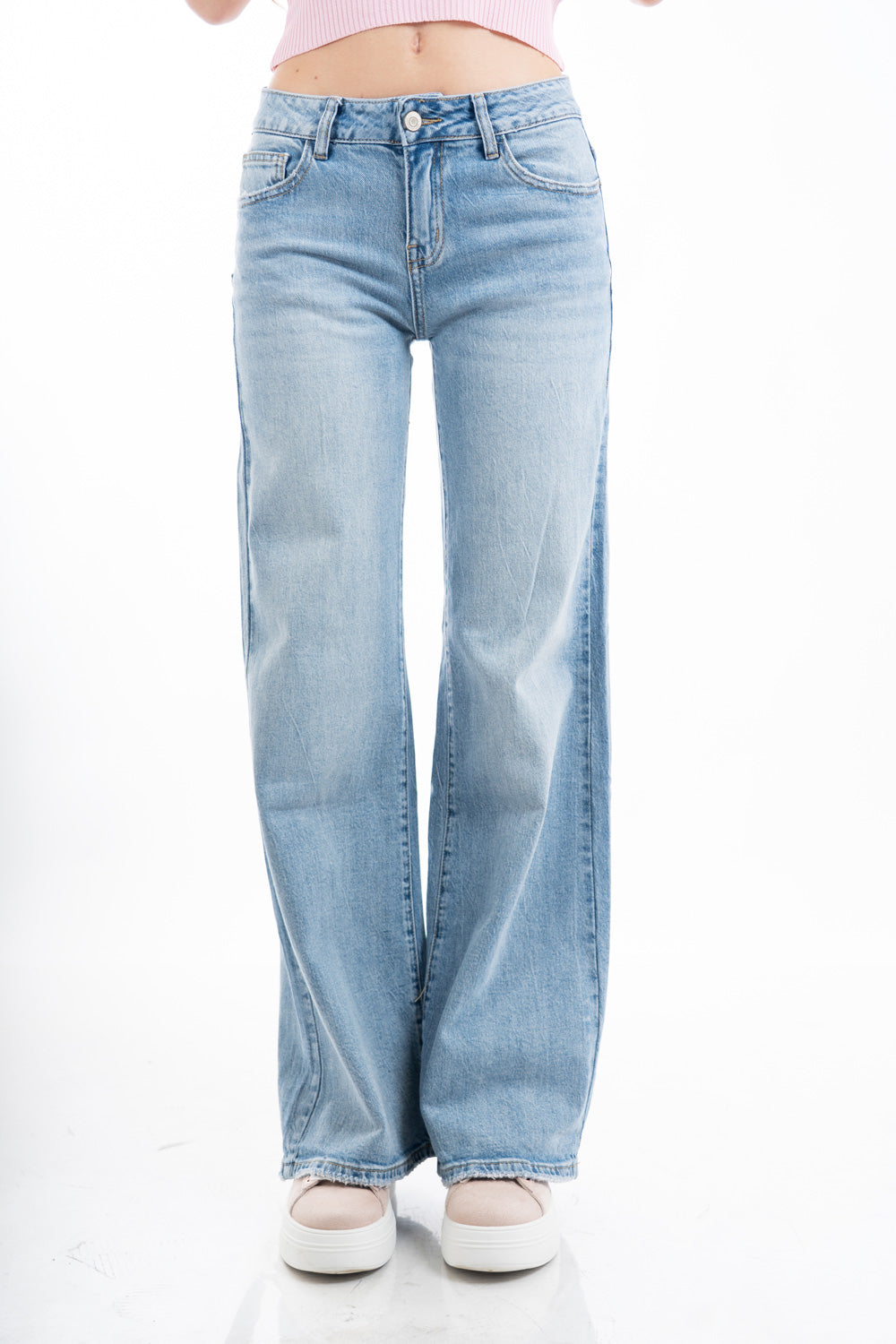 modella indossando Jeans low waist wide leg in denim con lavaggio sfumato colore