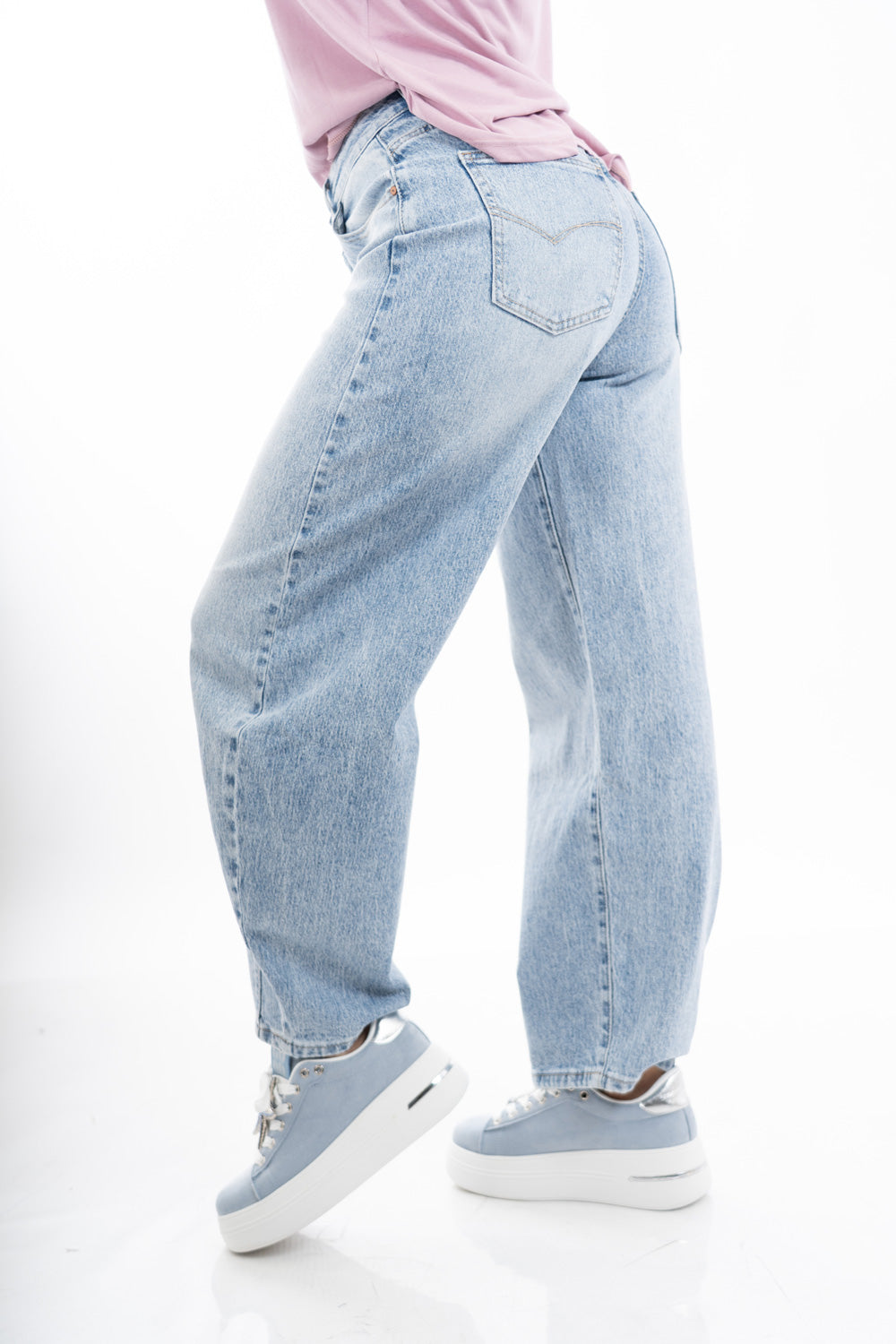 modella indossando Jeans barrel a vita alta in denim leggero effetto slavato colore