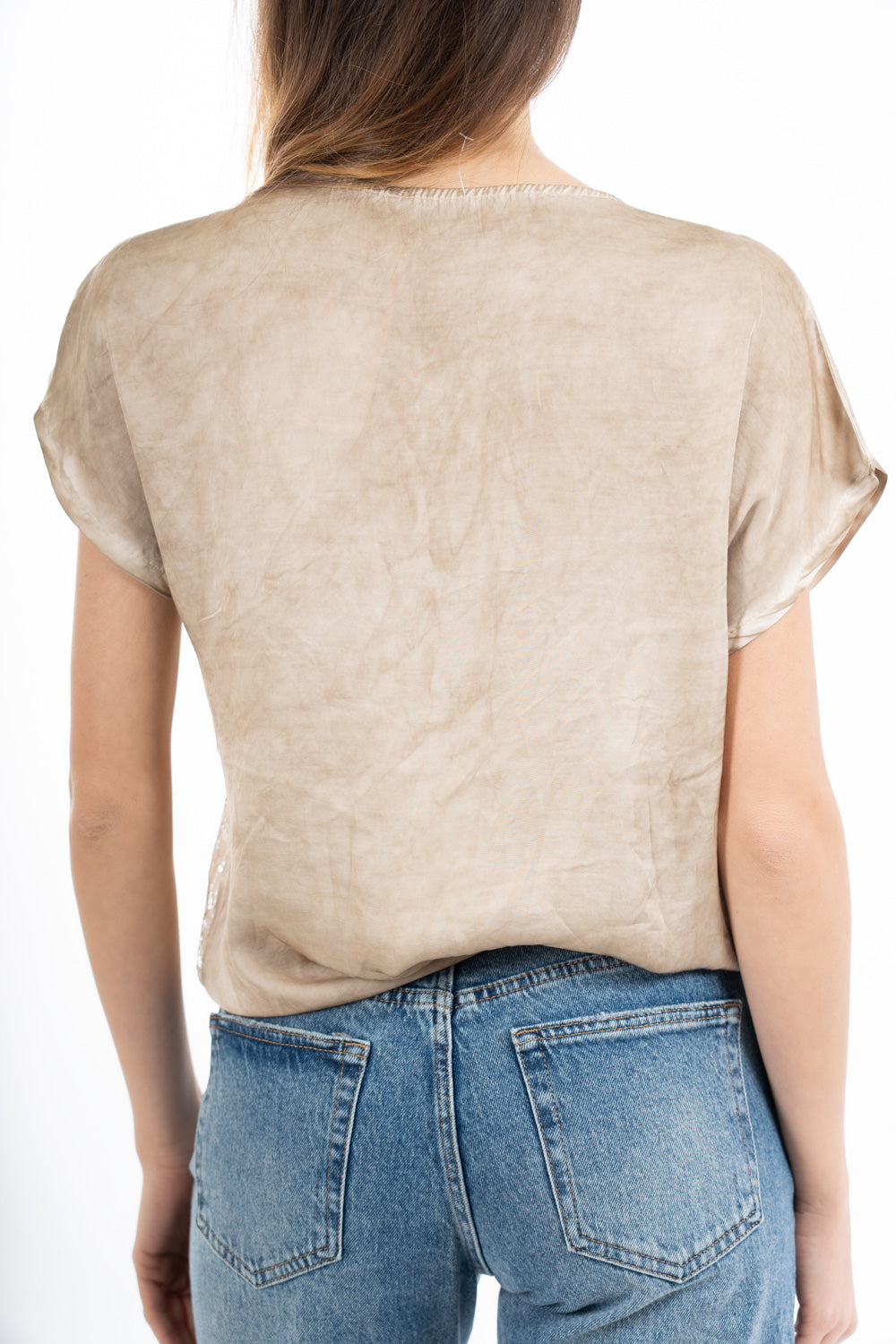 modella indossando Maglia in viscosa effetto doppio strato con top in pizzo colore