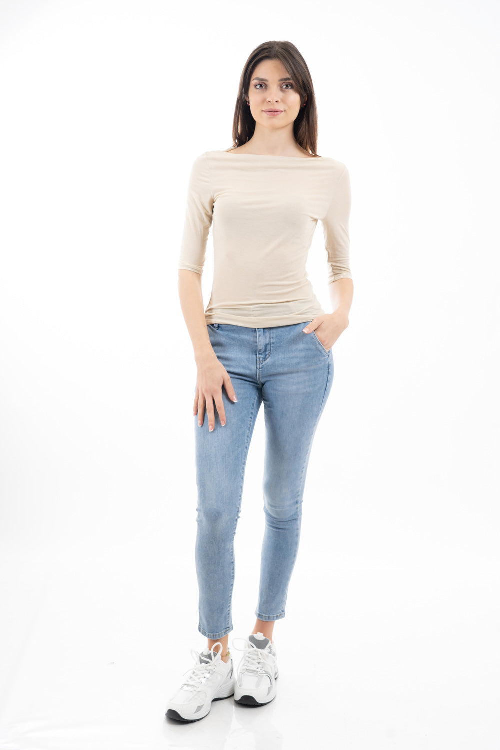 modella indossando Maglia scollo barca in viscosa e seta manica 3/4 Made in Italy colore