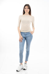 modella indossando Maglia scollo barca in viscosa e seta manica 3/4 Made in Italy colore