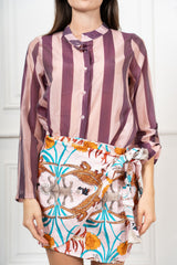 modella indossando Camicia Collo Coreana in Tencel a Righe Multicolor colore