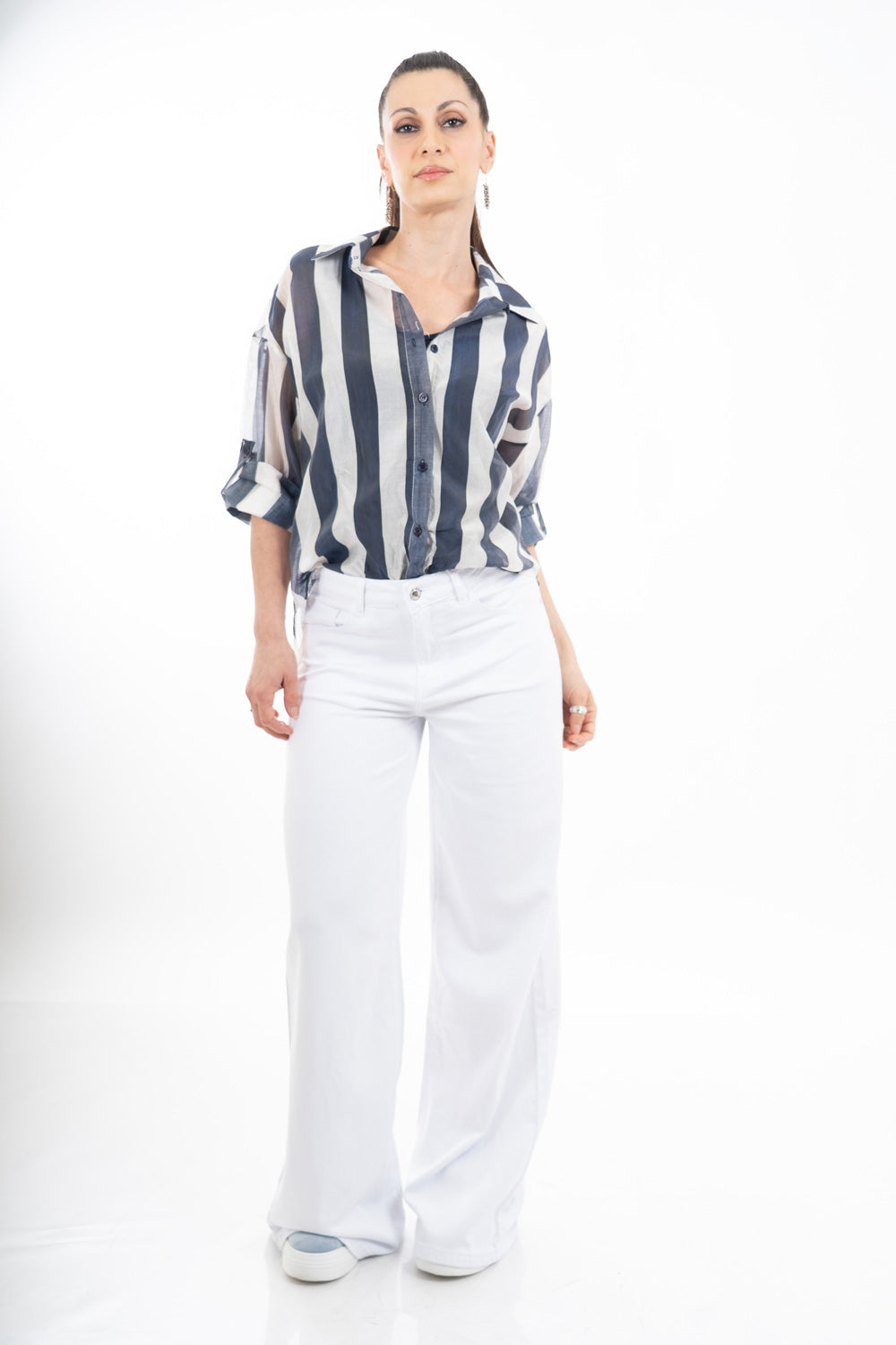 modella indossando Camicia a righe in tencel leggera con nodo frontale e manica risvoltata colore