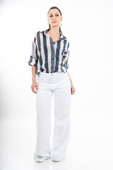 modella indossando Camicia a righe in tencel leggera con nodo frontale e manica risvoltata colore