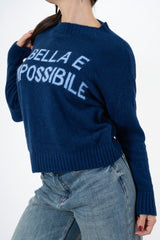 modella indossando Maglione girocollo con scritta “Bella e impossibile” in misto lana Made in Italy colore