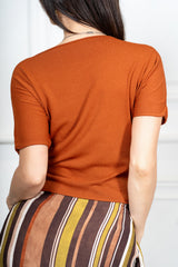 modella indossando Maglia in viscosa a manica corta con finitura minimal colore
