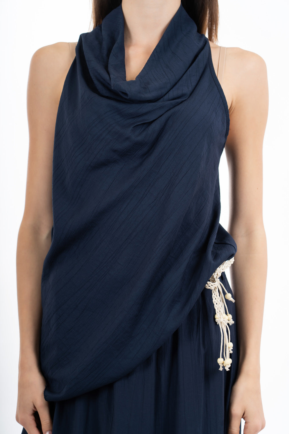 modella indossando Top lungo a fazzoletto con scollo sciallato in viscosa EasyWave no stiro colore Blu Unica