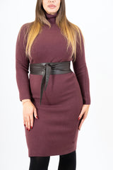 modella indossando Abito maxy in maglia con collo alto in misto viscosa colore