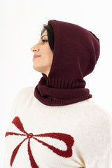 modella indossando Balaclava in maglia morbida Made in Italy colore