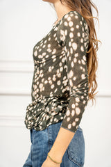modella indossando Maglia Aveline Ocelot in misto cashmere colore