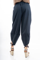 modella indossando Pantalone ampio in cotone con tasconi e fondo con apertura laterale colore