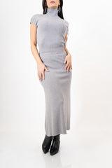 modella indossando Completo in maglia fine con dolcevita e gonna longuette in viscosa colore