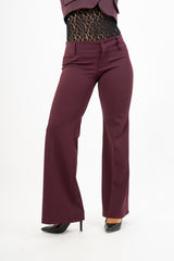 Pantalone svasato in crep con baschina alta Prugna