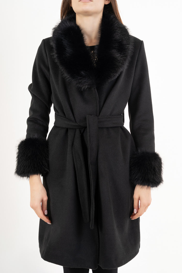 modella indossando Cappotto in panno rigato nero con collo in pelliccia colore