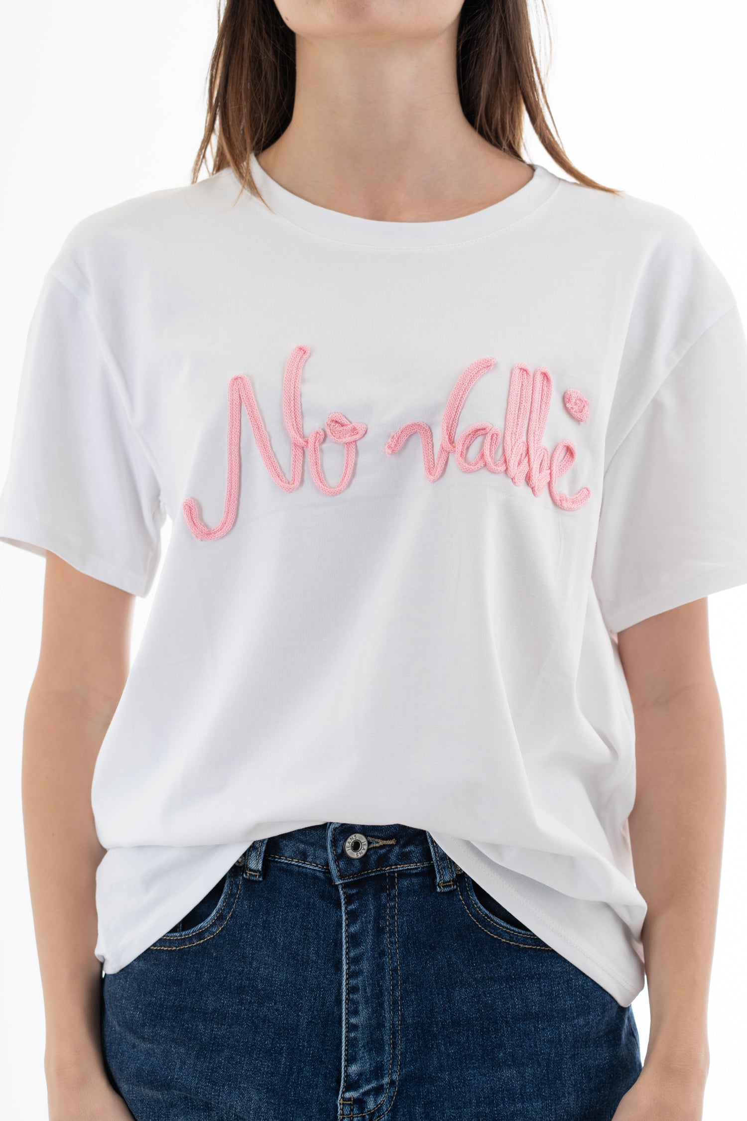 modella indossando T-shirt in cotone elasticizzato con scritta No Vabbè applicata in rilievo colore Bianco-Rosa Unica