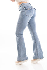 modella indossando Jeans flare a vita media in denim elasticizzato con tasche posteriori con pattina colore