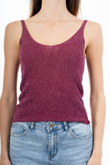 modella indossando Top in viscosa lurex a costine con scollo a V colore Amarena Unica
