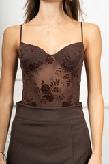 modella indossando Body Floris con coppe colore