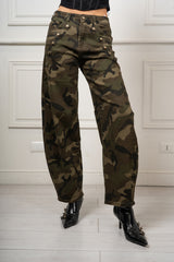modella indossando Jeans Barrel Nevada Mimetico colore