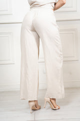 modella indossando Pantalone dritto in lino e viscosa coordinato colore