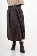 modella indossando Gonnellone lungo in flanella fantasia con cintura colore